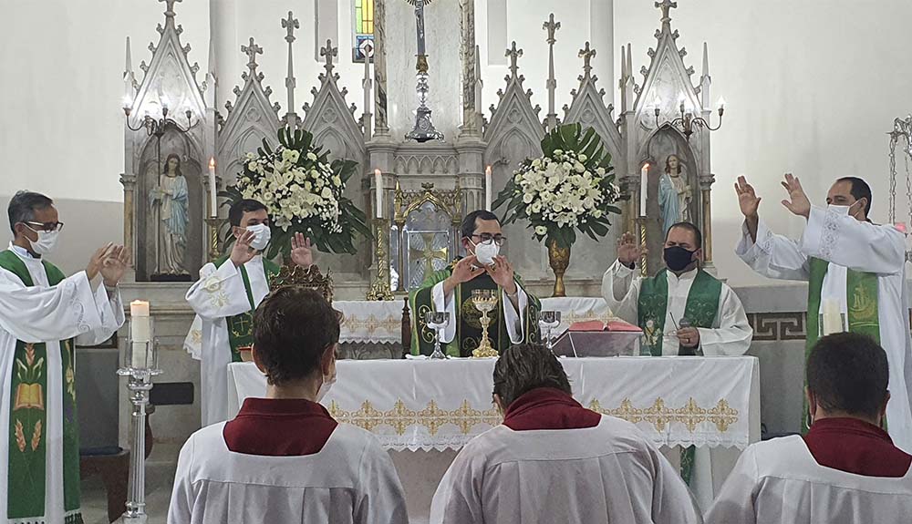 Foto de Padre Geraldo Magela Viegas é apresentado como novo Vigário Paroquial da Paróquia Sant’Ana, em Itaúna