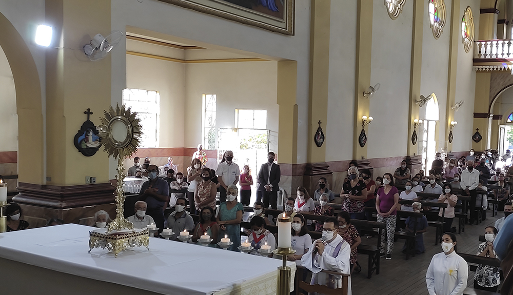 Foto de Oração, alegria e emoção na manhã de quinta-feira na Paróquia da Imaculada Conceição, em Cláudio