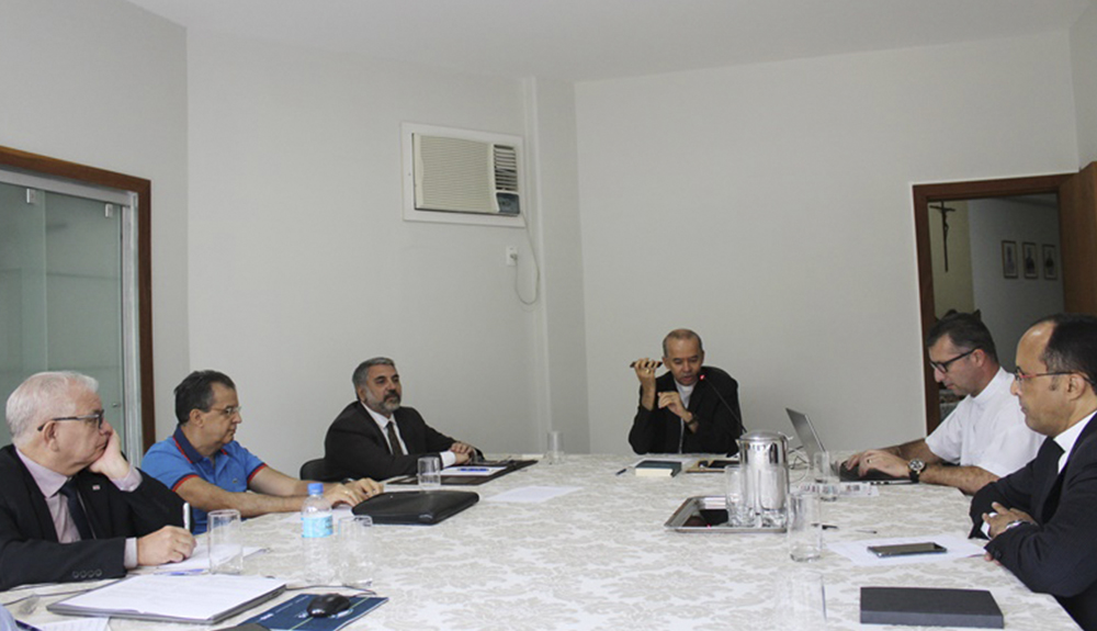 Foto de Dom José Carlos, Padre Moacir Tavares e Dr. Constantino participaram da primeira reunião presencial da Equipe do Economato do Regional Leste 2, da CNBB