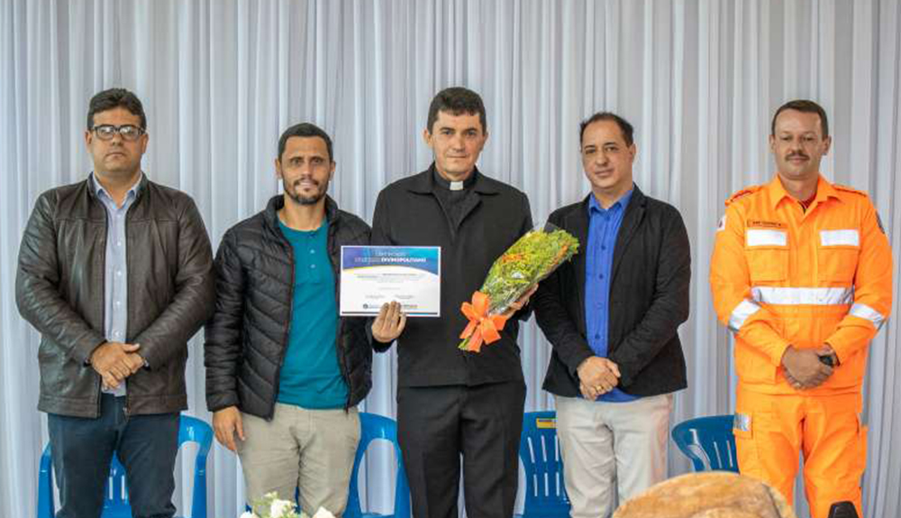 Foto de Dom José Carlos foi homenageado com o Certificado Orgulho Divinópolis