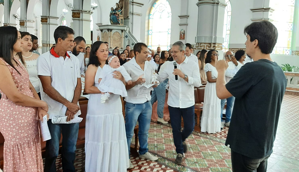 Foto de Fé e inclusão: Paróquia Sant’Ana realiza batizado de criança filha de pais Surdos