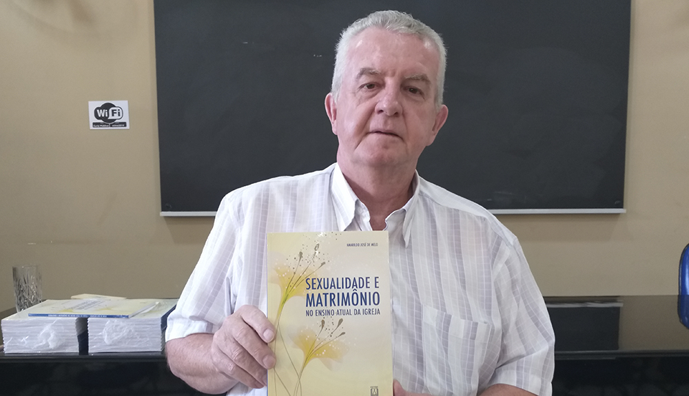 Foto de Novo livro do Padre Amarildo José de Melo foi lançado na reunião do Clero