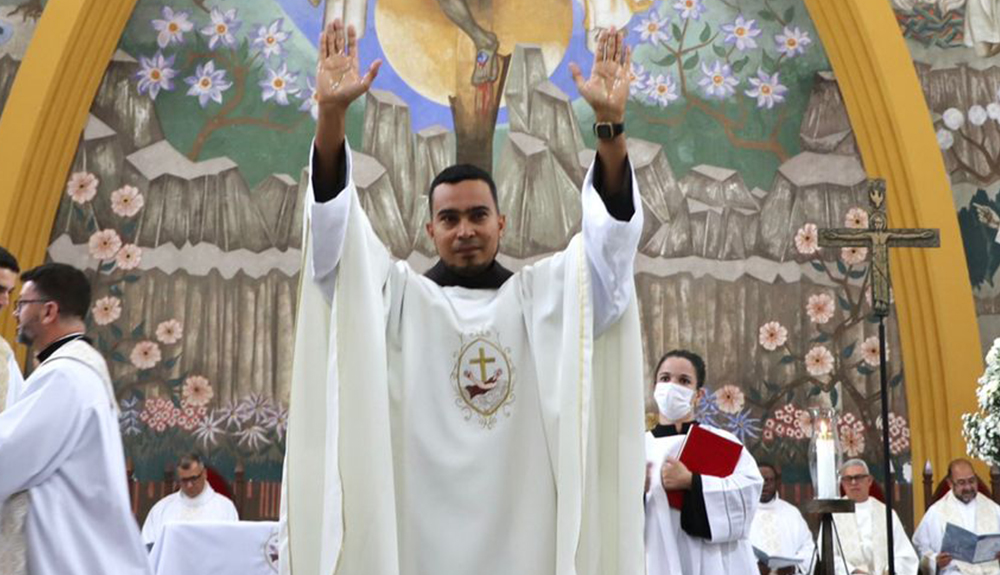 Foto de Frei Agmar Roberto, OFM, foi ordenado Presbítero pela imposição das mãos de Dom José Carlos