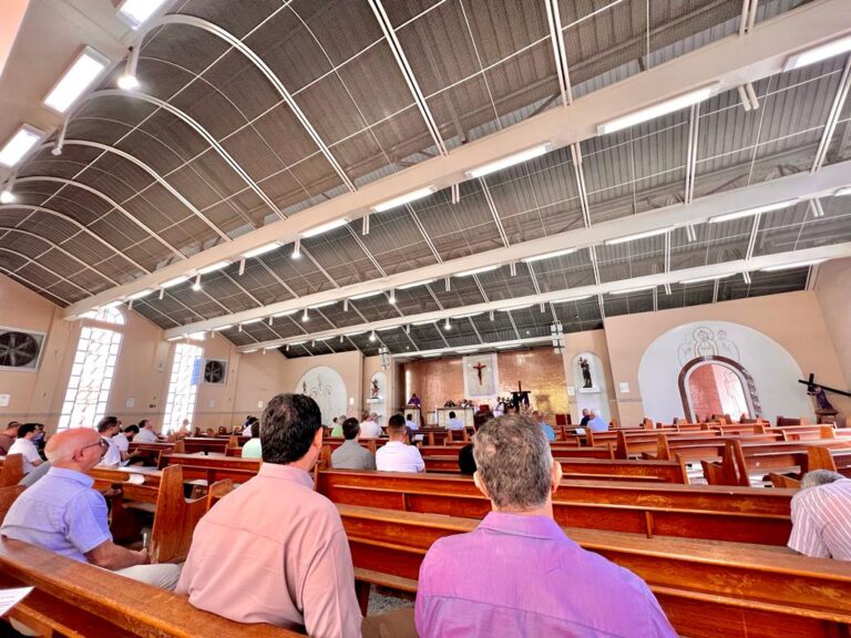 Foto de Padres e diáconos participam de Celebração Penitencial, em Divinópolis