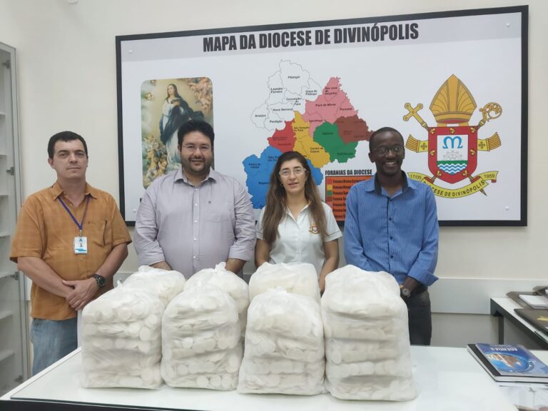 Foto de Recuperandos da APAC – Itaúna fazem doação à Mitra Diocesana