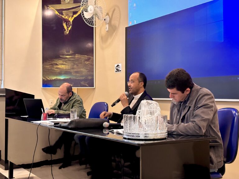 Foto de Padres e diáconos se reúnem para a reunião do clero, em Divinópolis