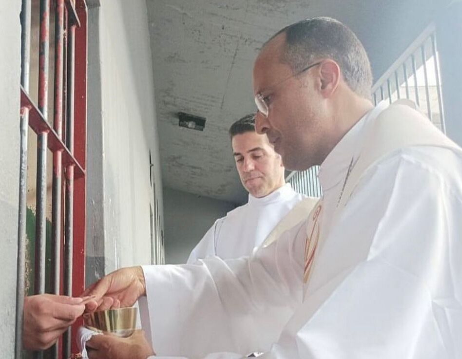 Foto de Dom Geovane Luís preside a Eucaristia no Presídio Floramar