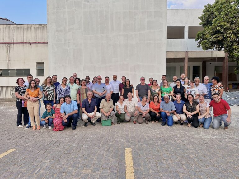 Foto de Candidatos aos diaconato permanente e suas esposas encontram-se com Dom Geovane