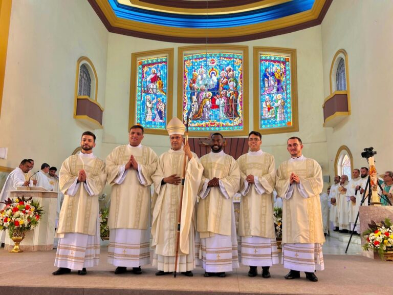 Foto de Seminaristas Gustavo César, Leonardo Araújo, Marcos Paulo, Marcelo Henrique e Jean Carlos são ordenados diáconos