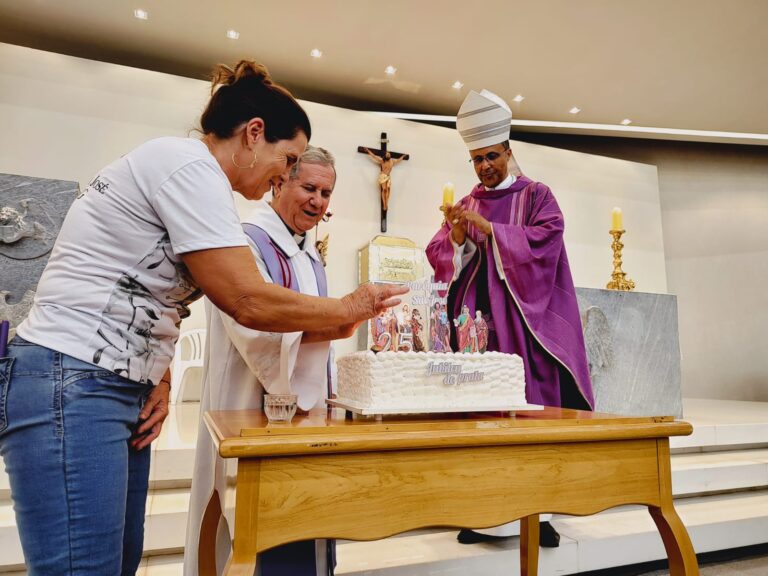 Foto de Paróquia de São José, em Itaúna, celebra suas bodas de prata com presença de Dom Geovane Luís