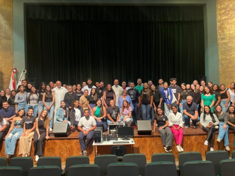 Foto de Dom Geovane Luís preside missa com os jovens universitários, em Itaúna