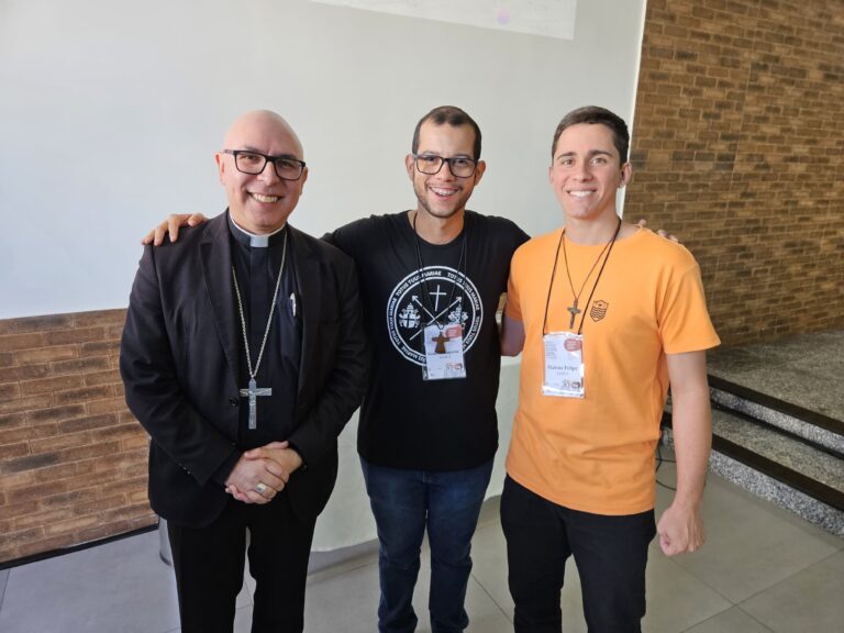 Foto de Seminaristas Ronivon Plotasio e Mateus Felipe participam de Seminário, em Brasília