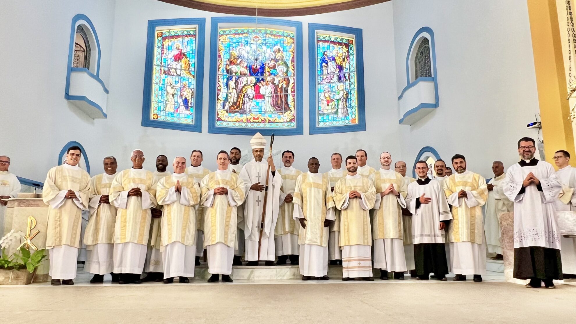 Foto de Dom Geovane Luís ordena a segunda turma de diáconos permanentes, na Catedral, em Divinópolis