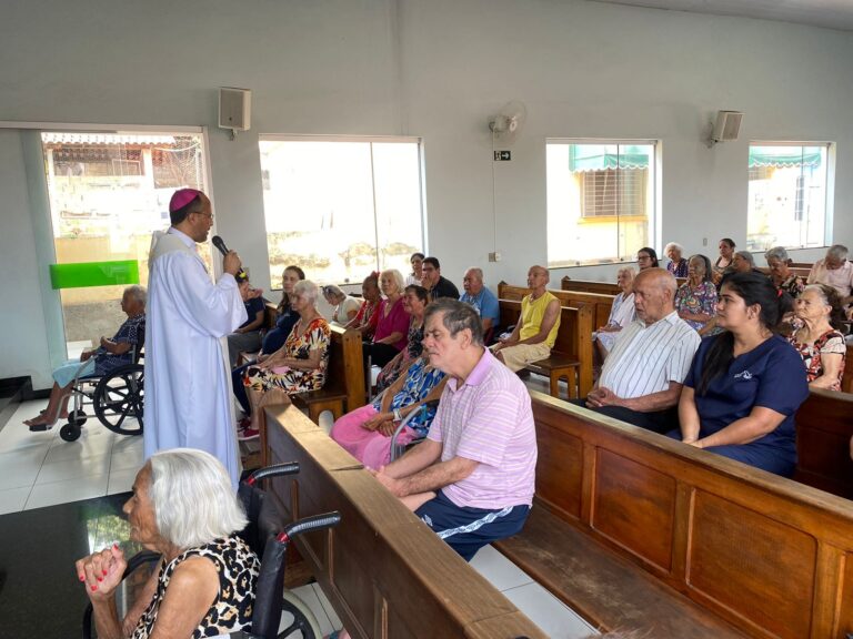 Foto de Dom Geovane Luís visita lar dos idosos, em Divinópolis
