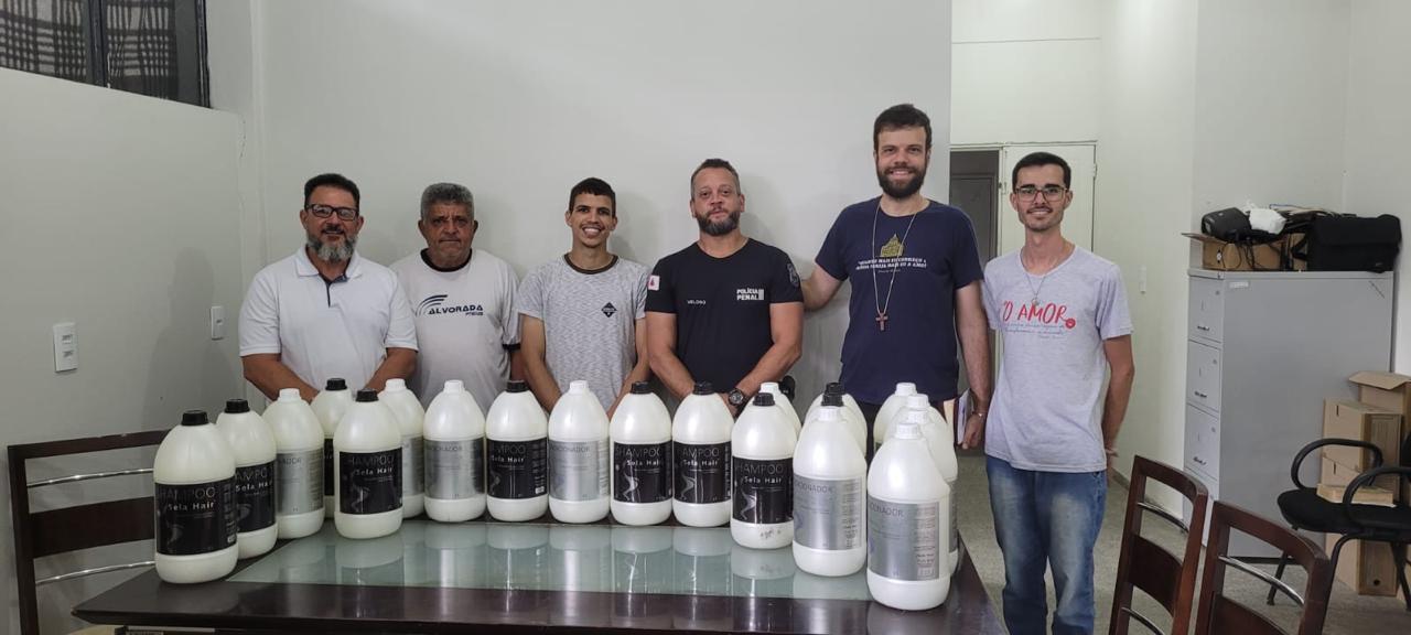 Foto de Pastoral Carcerária da Diocese de Divinópolis realiza entrega de shampoo e condicionador ao Presídio Floramar