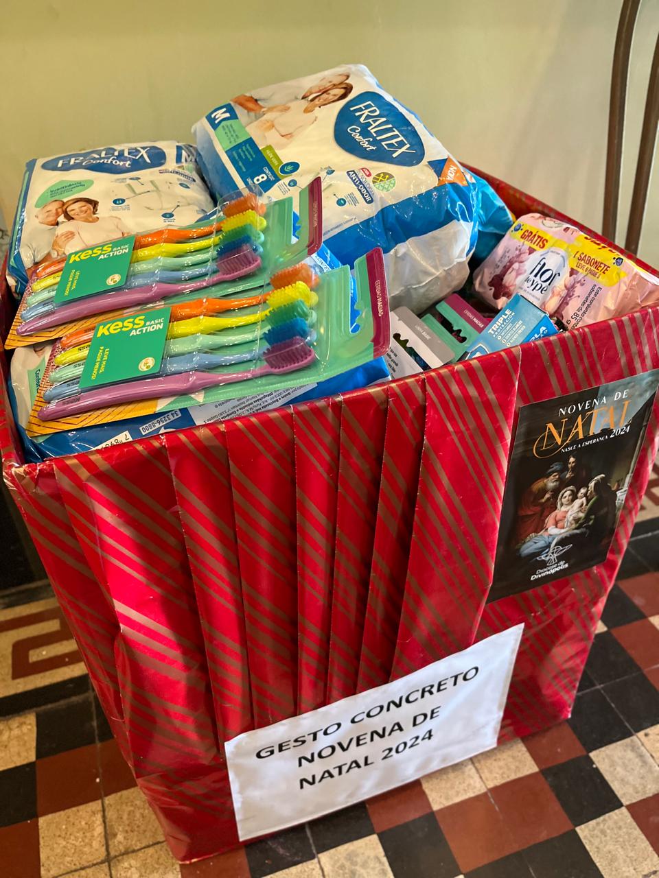 Foto de Produtos de higiene são doados ao Lar dos Idosos pelos colaboradores da Cúria Diocesana