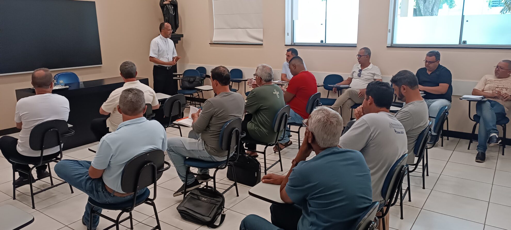Foto de Bispo diocesano se reúne com diáconos permanentes na Cúria