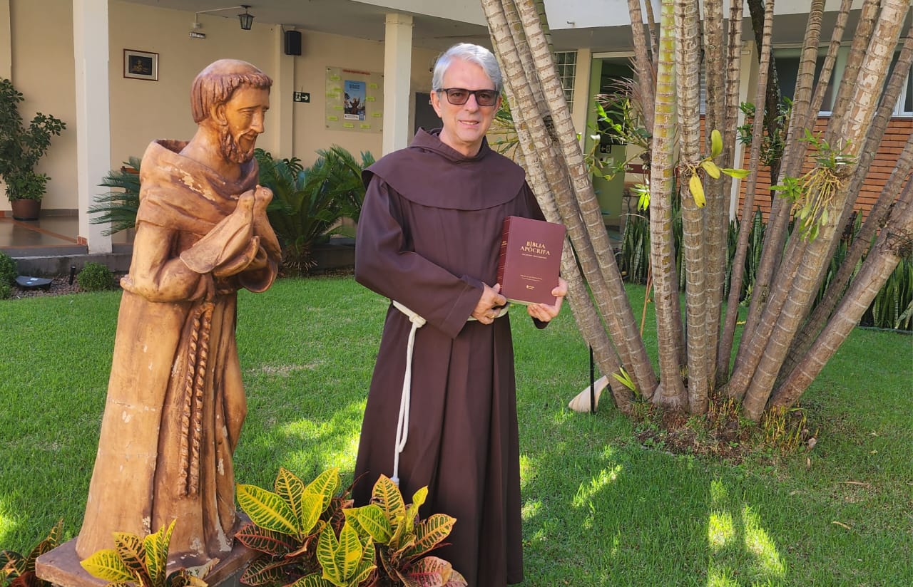 Foto de Frei Jacir de Freitas lança Bíblia Apócrifa