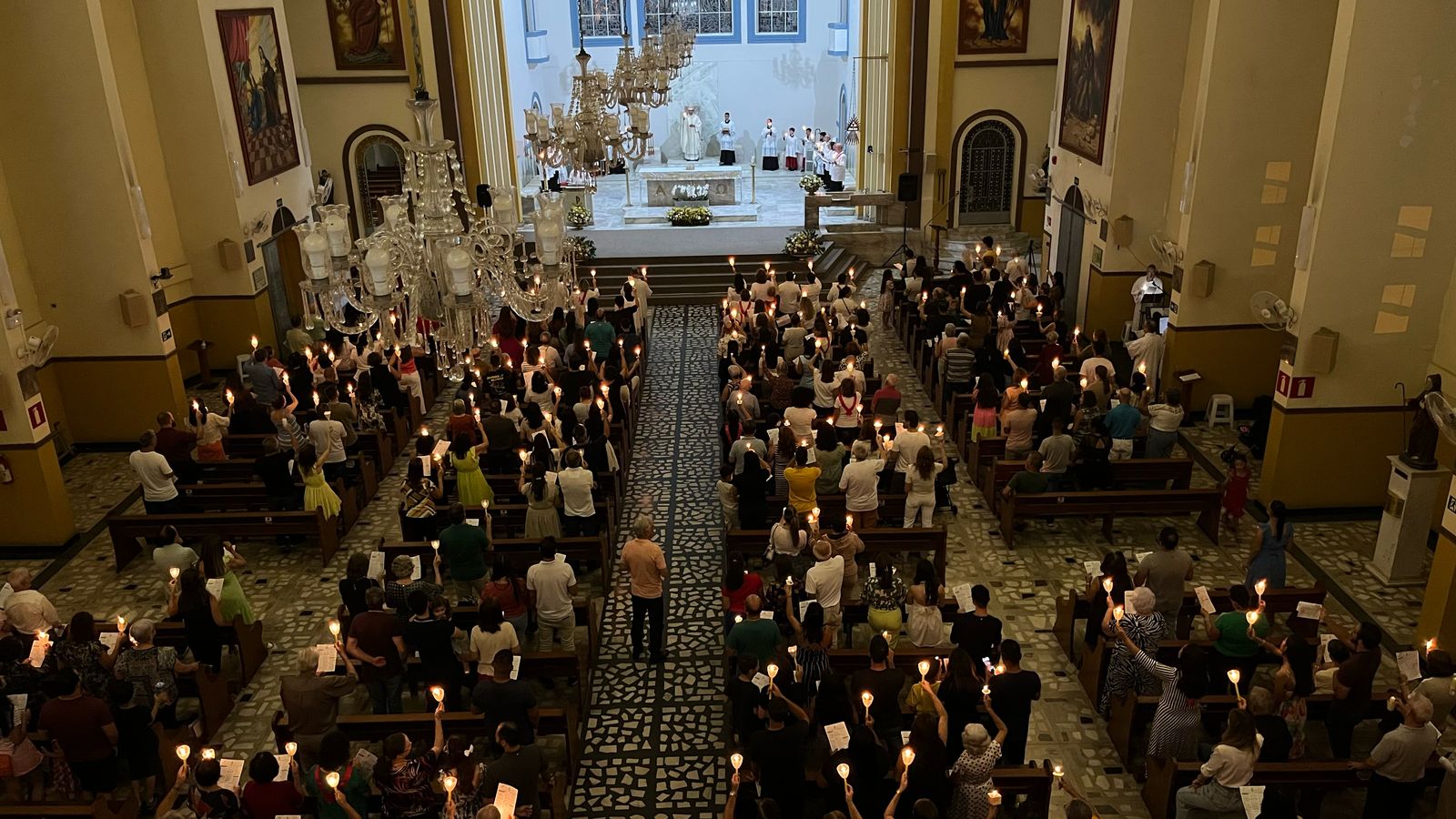 Notícia: Dom Geovane realiza Benção do Fogo Novo e celebra Vigília Pascal na Catedral em Divinópolis
