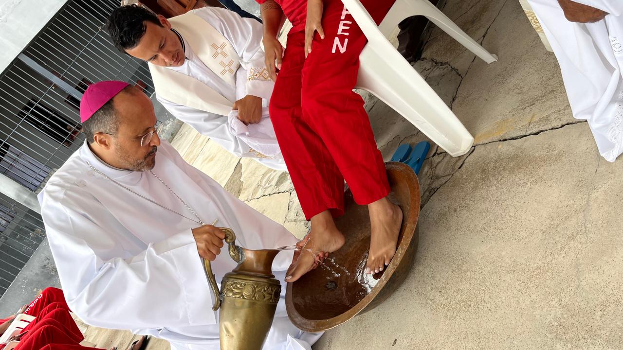 Foto de Bispo celebra Lava-pés no presídio Floramar em Divinópolis