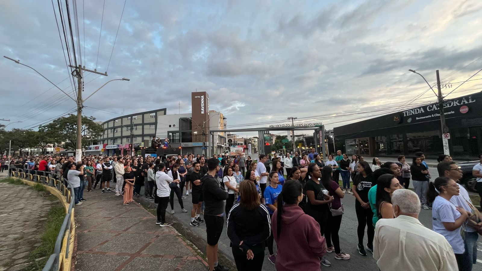 Foto de Caminhada nos Passos de Jesus reúne dezenas de pessoas na Sexta-feira da Paixão em Divinópolis