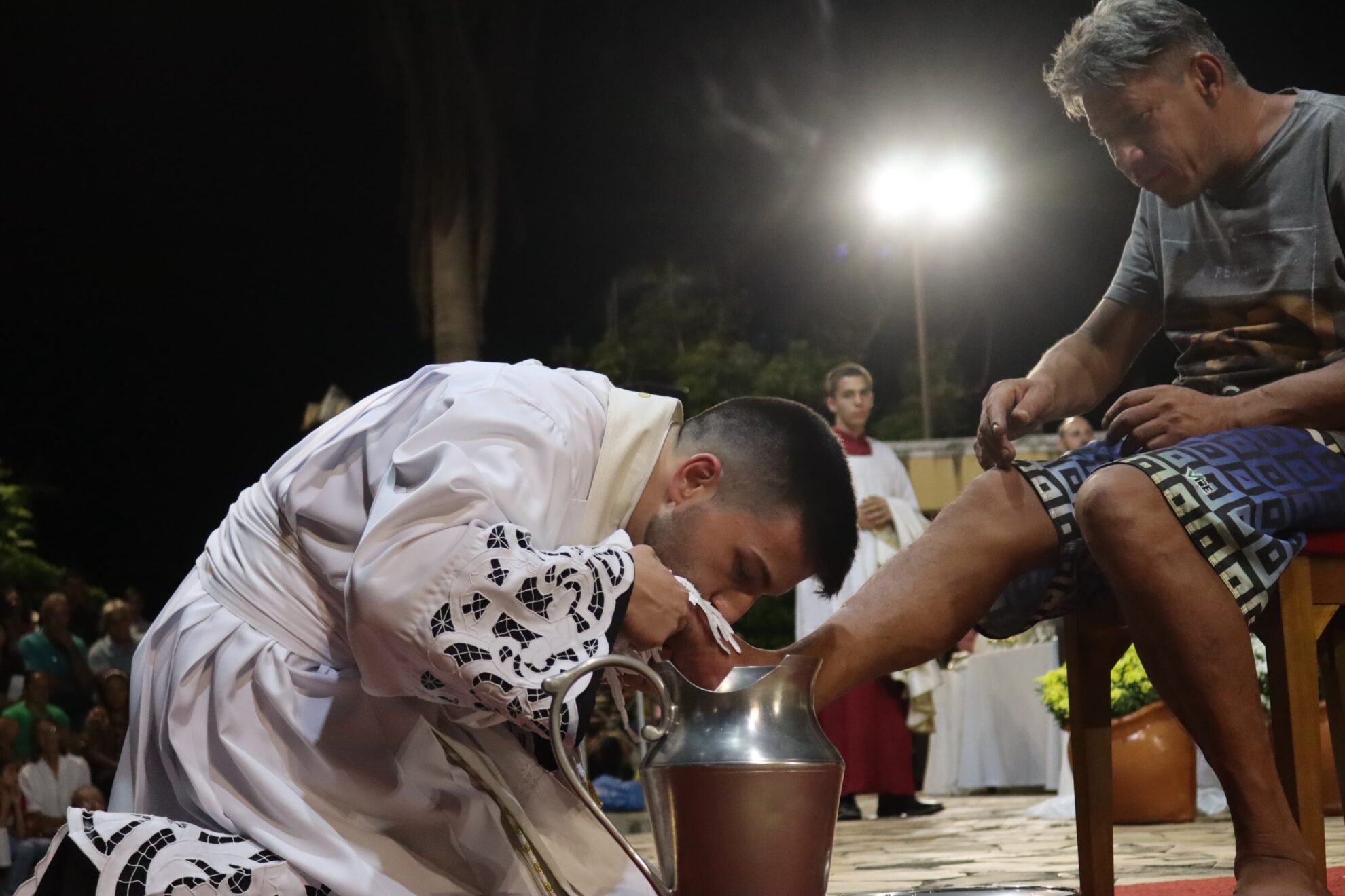 Notícia: Padre viraliza ao lavar os pés de morador de rua que se inseriu em celebração em Carmo do Cajuru