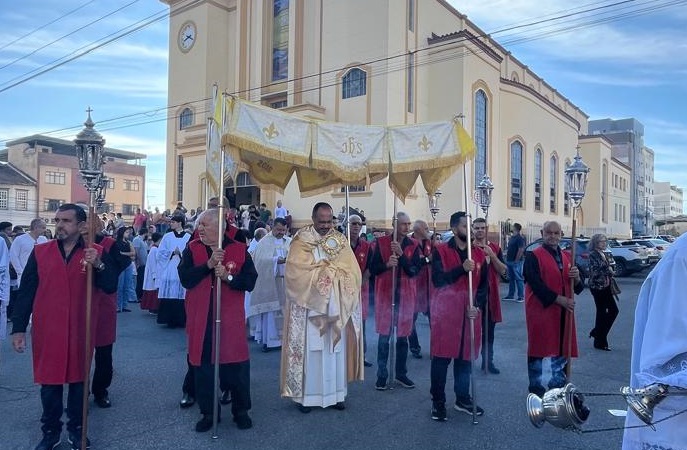 Notícia: Dom Geovane participa da procissão da Ressurreição e celebra a Páscoa na Catedral